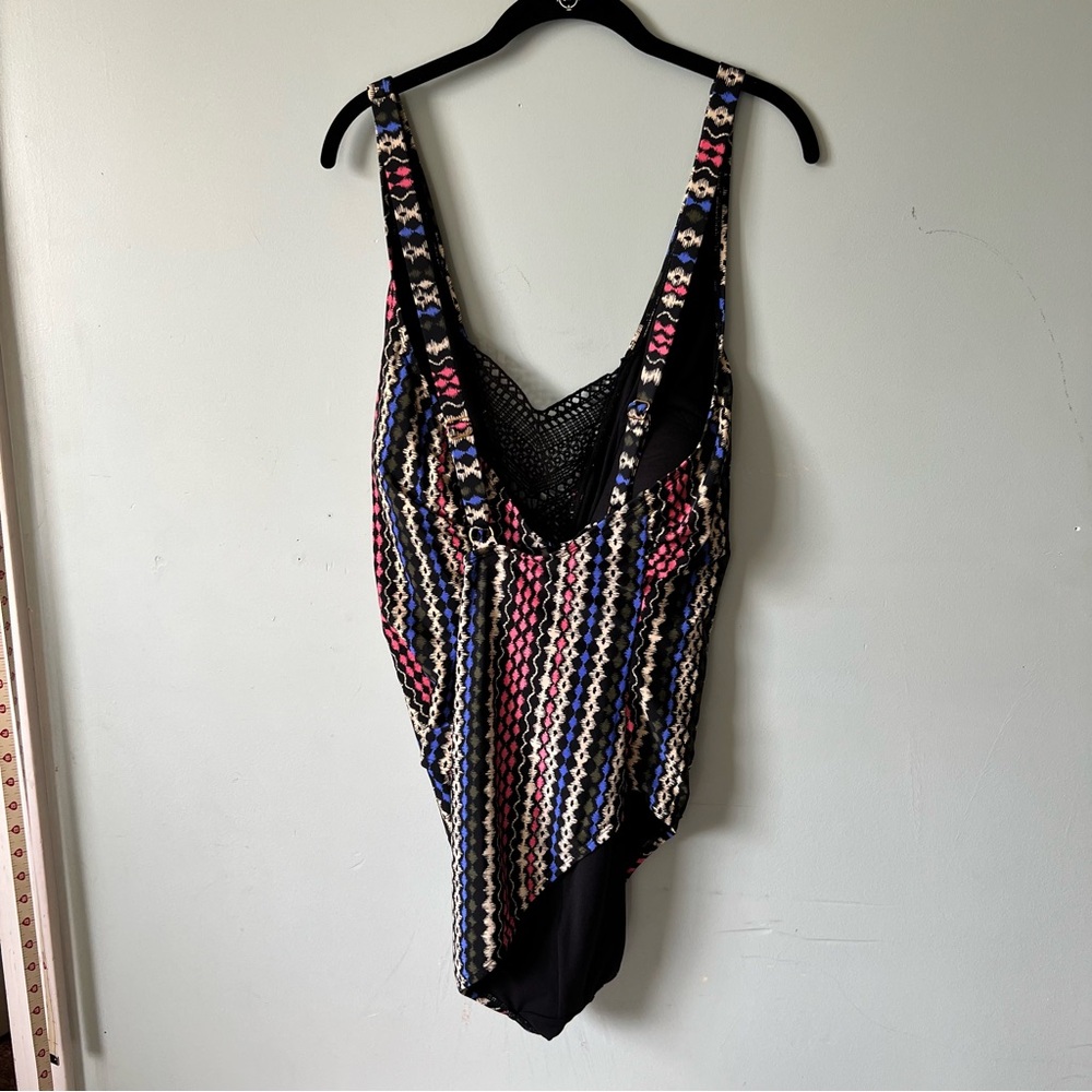 Multicolor swimsuit, lots on coverage adjustable straps. Lace detail on V front